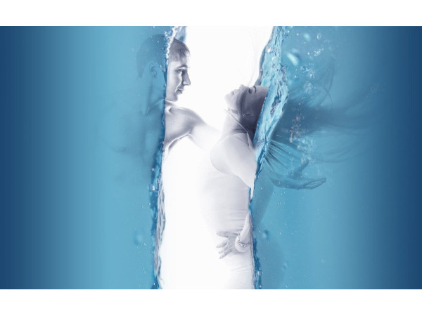 Юноша и девушка в воде
